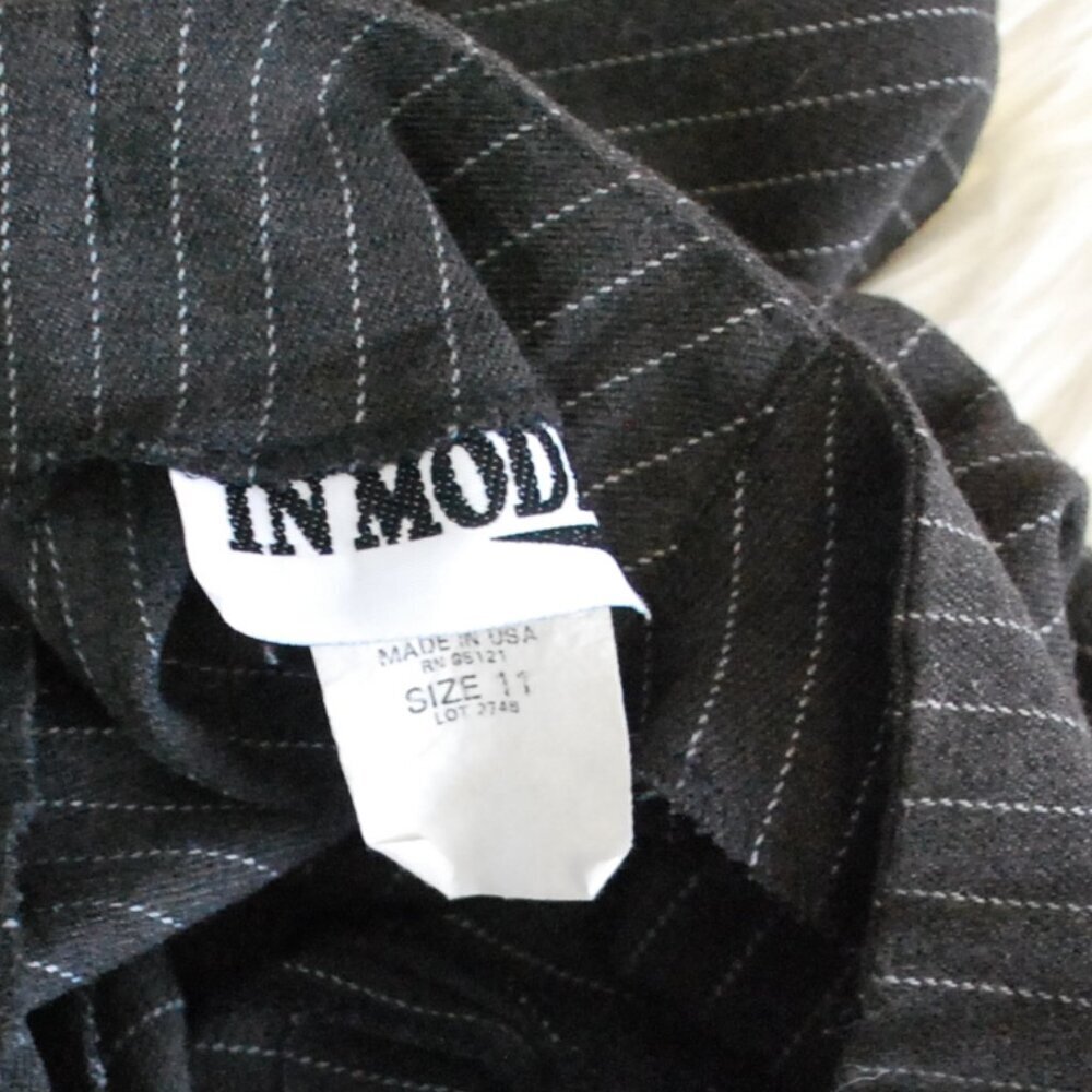 In Moda Dark Gray  with White Pin Stripe Mini Stretch Skirt Size 11 - Picture 5 of 5